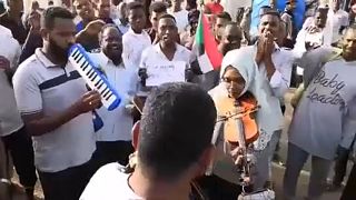 شاهد: سودانيون يتسلحون بالموسيقى في رفضهم للحكم العسكري