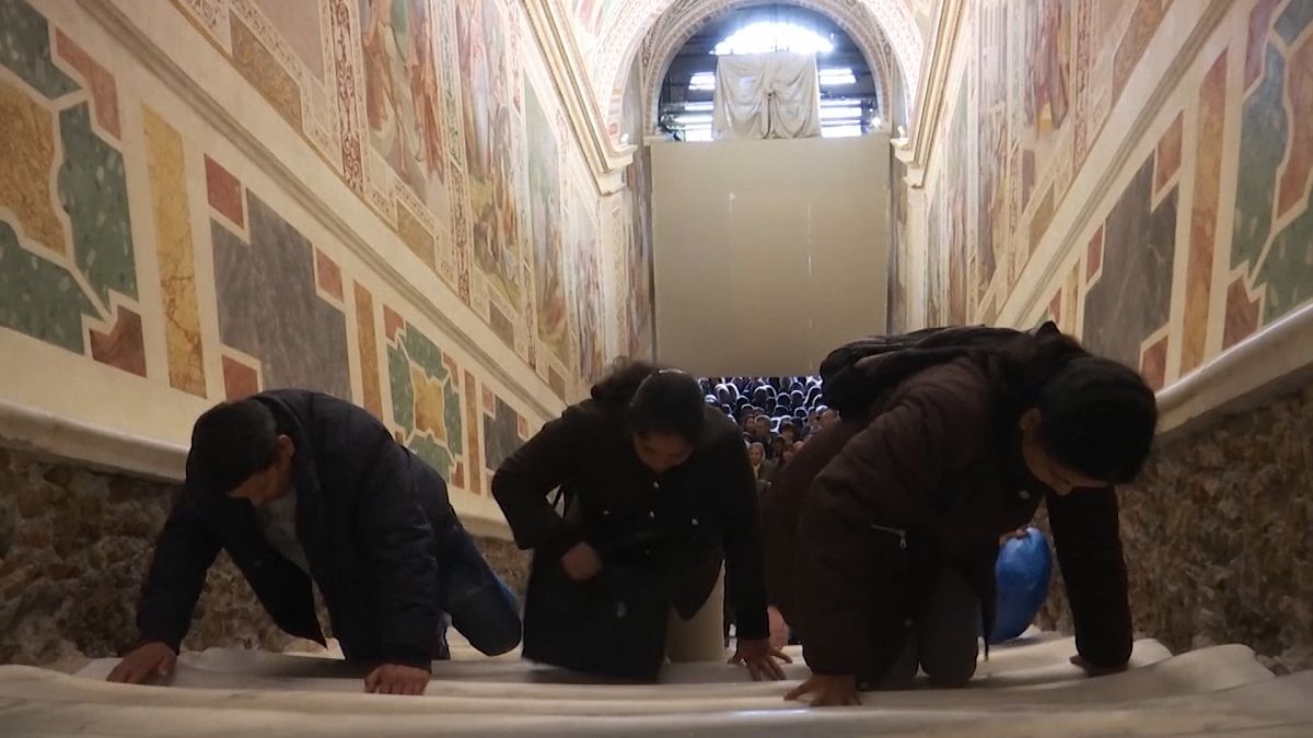 شاهد: المؤمنون المسيحيون يصعدون الدرج المقدس المرمم على ركبهم في الفاتيكان