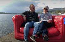 رای‌دهندگان ایتالیایی بر روی مبل قرمز یورونیوز از دغدغه‌های خود می‌گویند