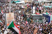 رويترز: مئات الآلاف يحتشدون بالقرب من وزارة الدفاع في الخرطوم