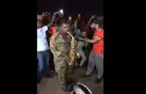 صورة للجندي أثناء عزفه