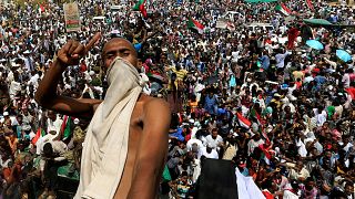 مظاهرات سودانية بعد إعلان الجيش الإطاحة بالبشير