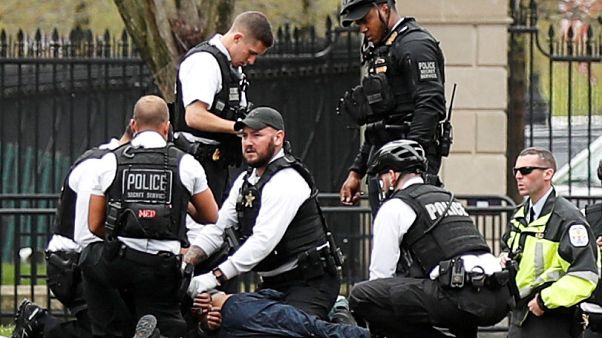 Man sets himself on fire outside White House, US Secret Service says Man sets himself on fire outside White House, US Secret Service says
