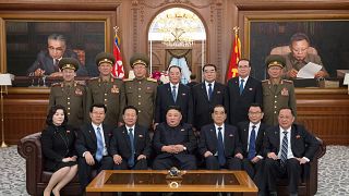 زعيم كوريا الشمالية خلال لقاء مع عدد من المسؤولين في حكومته