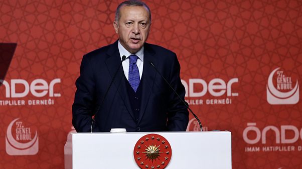 Erdoğan: Omuz omuza olmamız gerekirken farklı mecralara girenler var Erdoğan: Omuz omuza olmamız gerekirken farklı mecralara girenler var