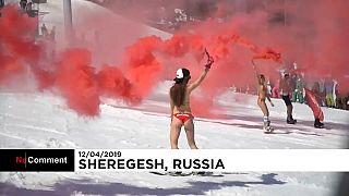 Russie : ils descendent les pistes en maillot de bain!