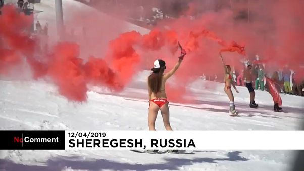 Russie : ils descendent les pistes en maillot de bain ! Russie : ils descendent les pistes en maillot de bain !