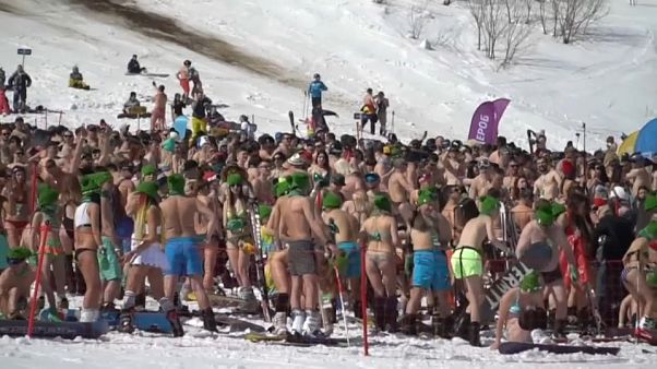 Fürdőruhás síelők Szibériában Fürdőruhás síelők Szibériában