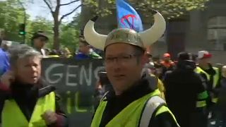 Francia: I gilet gialli in piazza a prova di legge anti-casseur