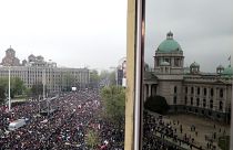 Milhares em protesto contra o presidente Aleksandar Vucic