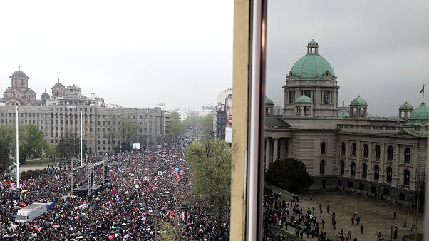 Milhares em protesto contra o presidente Aleksandar Vucic Milhares em protesto contra o presidente Aleksandar Vucic