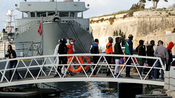 Αποβιβάστηκαν οι μετανάστες του πλοίου «Αλαν Κουρντι» Αποβιβάστηκαν οι μετανάστες του πλοίου «Αλαν Κουρντι»