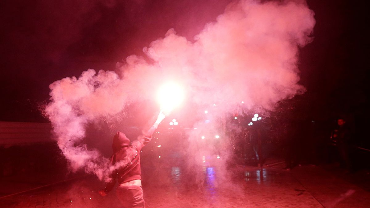 Arnavutluk'ta yapılan hükümet karşıtı gösterilerde polis ve protestocular yaralandı 