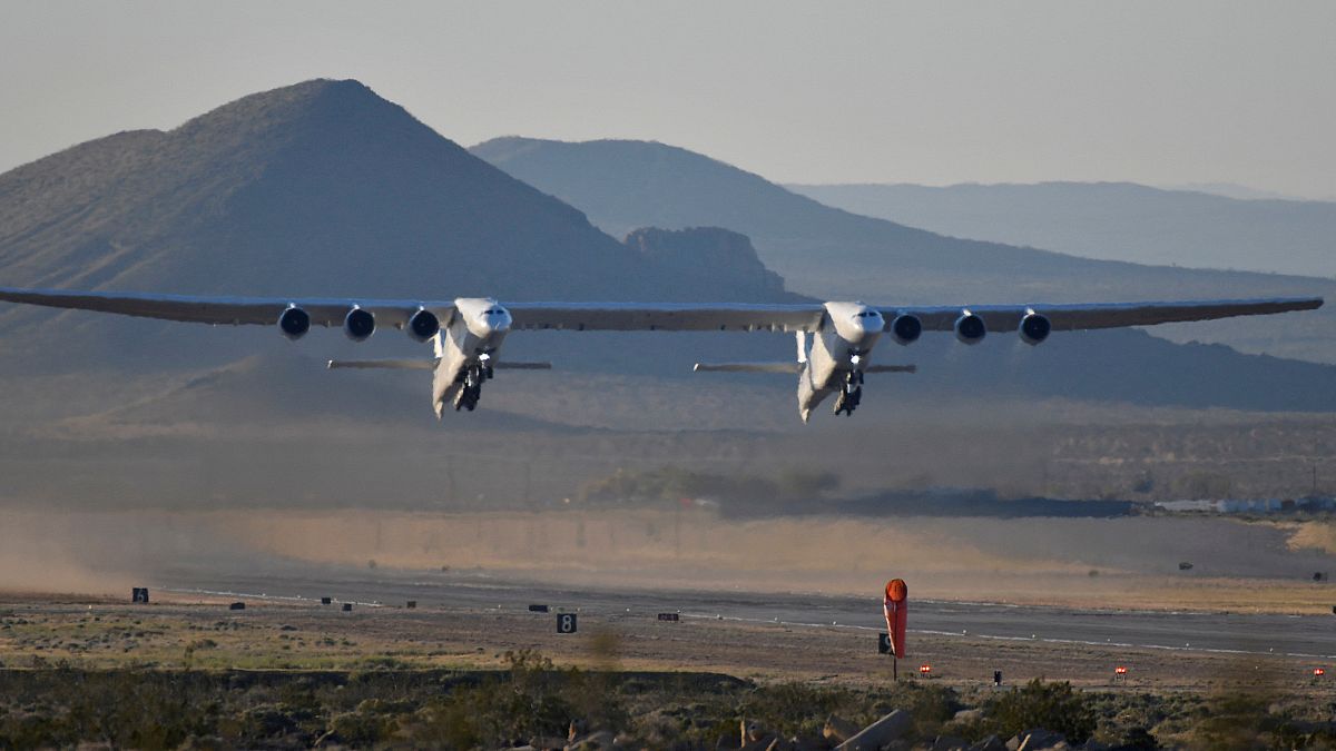 أكبر طائرة في العالم تحلق فوق صحراء موهافي في كاليفورنيا