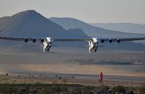 أكبر طائرة في العالم تحلق فوق صحراء موهافي في كاليفورنيا