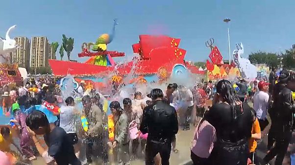 Yunnan festeja o ano novo com baldes de água Yunnan festeja o ano novo com baldes de água
