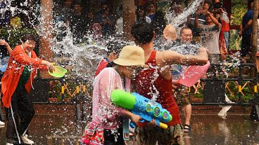 ویدئو؛ جشنواره آب پاشی در چین با آرزوی ثروت، سلامتی و شادی برای یکدیگر