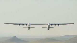 Video: Dünyanın en büyük uçağı Roc ilk kez havalandı