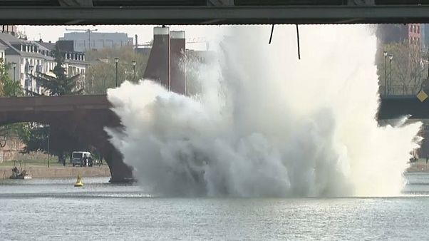 Frankfurt: 250-Kilo-Bombe im Main entschärft Frankfurt: 250-Kilo-Bombe im Main entschärft