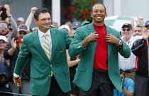 Tiger Woods se viste con su quinta "chaqueta verde"