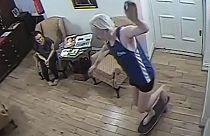 ویدئویی از «زندگی خصوصی» جولیان آسانژ در سفارت اکوادور