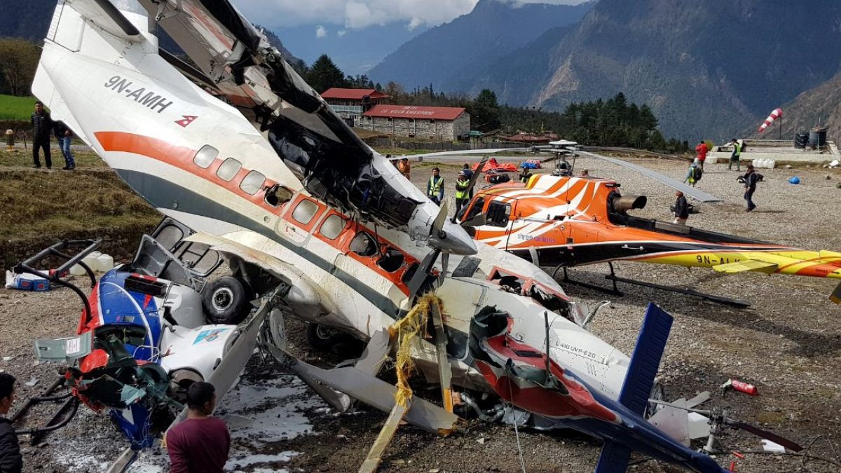 Repülőgéproncs a luklai repülőtéren Nepálban 2019. április 14-én