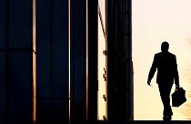 موظف يصل إلى مكتبه في منطقة كناري وارف التجارية في لندن