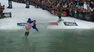 ویدئو؛ برگزاری رقابت‌های تفریحی اسکی روی برف و آب در آلاسکای آمریکا