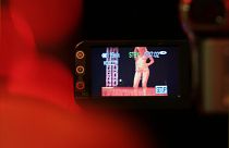 40χρονος κάνει μήνυση στους γονείς του επειδή του πέταξαν τη συλλογή πορνό