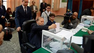 الرئيس الجزائري السابق عبد العزيز بوتفليقة يدلي بصوته في انتخابات محلية