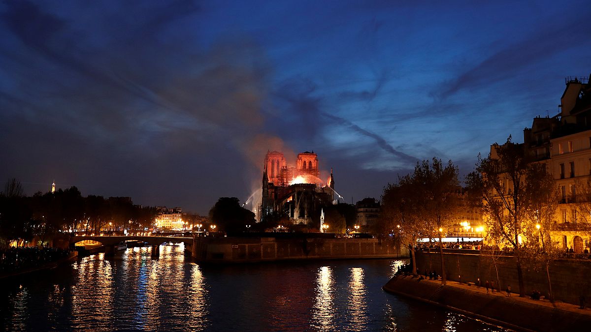 Η Γαλλία τιμά τους πυροσβέστες που έσωσαν την Παναγία των Παρισίων