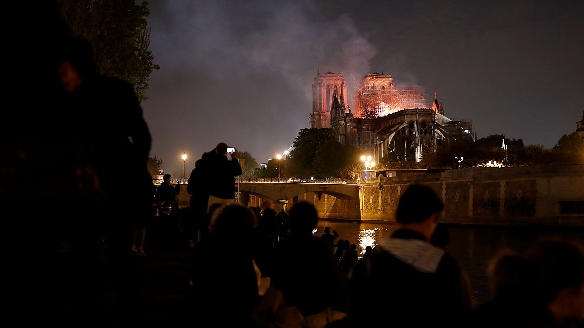 Notre-Dame Opfer der Flammen: Macron verspricht Wiederaufbau