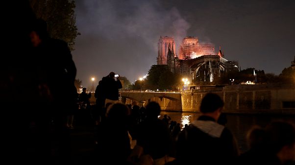 Notre-Dame Opfer der Flammen: Macron verspricht Wiederaufbau Notre-Dame Opfer der Flammen: Macron verspricht Wiederaufbau
