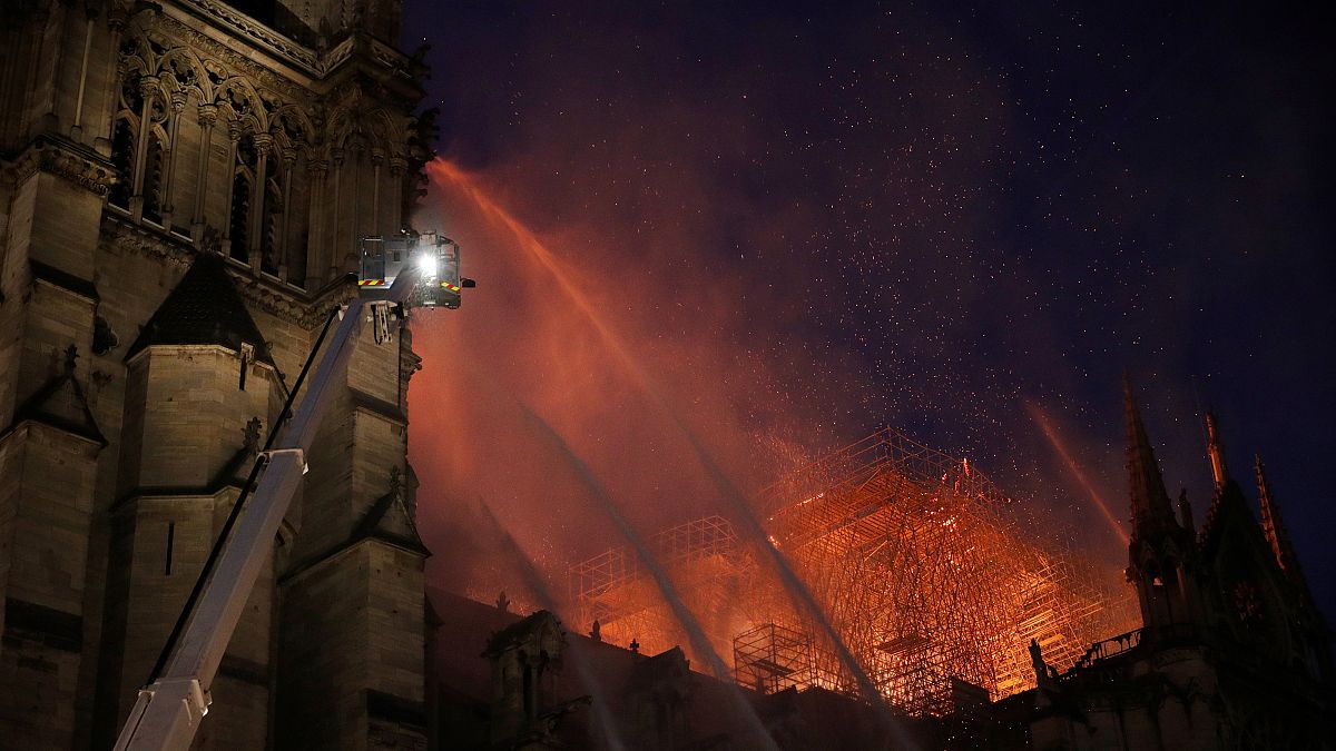 Impressionnant incendie à Notre-Dame à Paris, la structure "sauvée et préservée dans sa globalité"