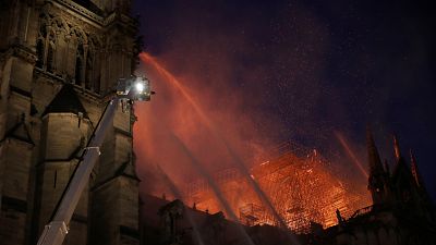 Impressionnant incendie à Notre-Dame à Paris, la structure "sauvée et préservée dans sa globalité"