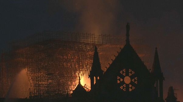 Notre Dame: la struttura in pietra è salva, non crollerà Notre Dame: la struttura in pietra è salva, non crollerà