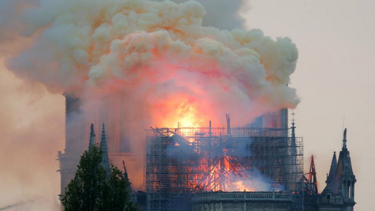 کلیسای نوتردام در میان شعله های آتش