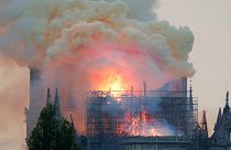 کلیسای نوتردام در میان شعله های آتش