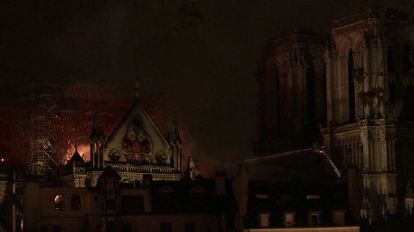 Горит Собор Парижской Богоматери Горит Собор Парижской Богоматери