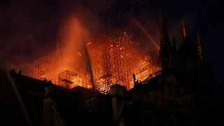 بالصور: حريق كاتدرائية نوترودام الشهيرة في باريس