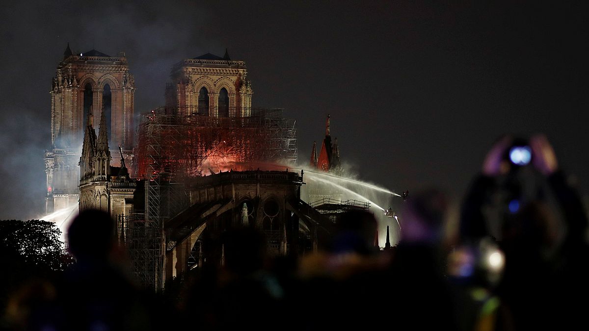 Notre Dame yangınına neden havadan müdahale edilmedi?