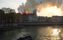 Notre-Dame parcialmente destruída pelo fogo