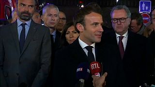 Macron promete reconstrução de Notre-Dame