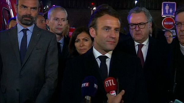 Macron turbato promette: "Ricostruiremo Notre Dame" Macron turbato promette: "Ricostruiremo Notre Dame"