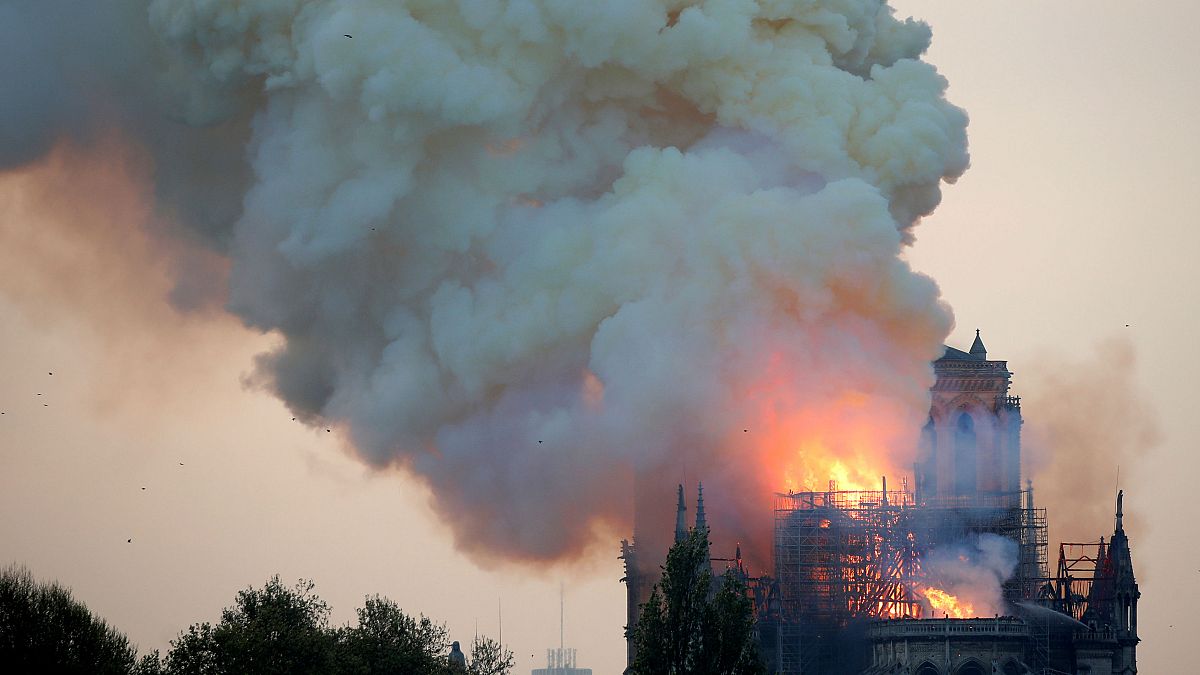 Dünya liderleri ve siyasetçiler Notre-Dame yangını için ne dedi?
