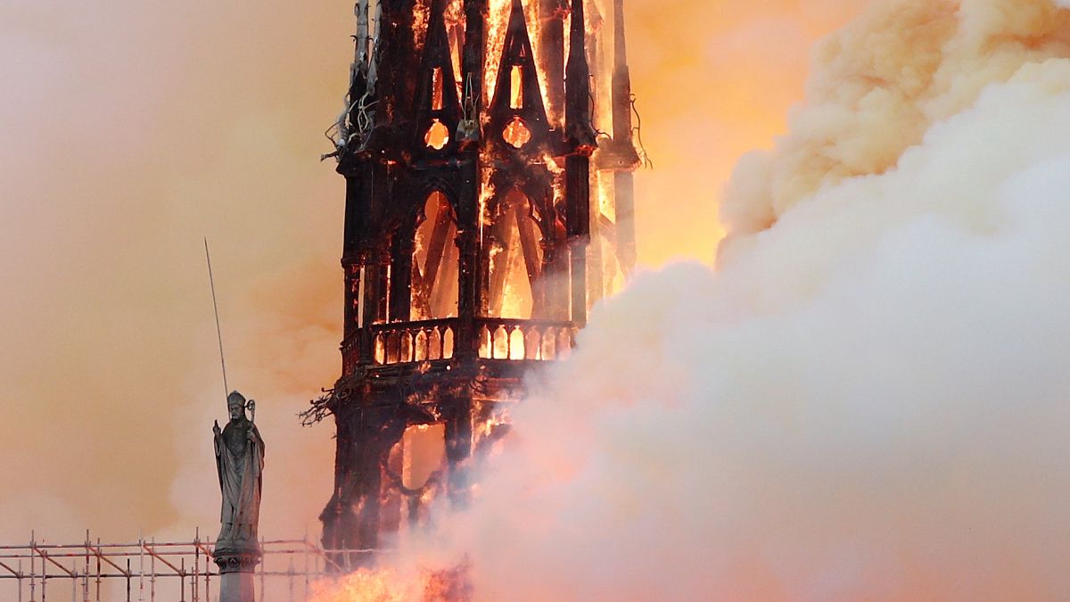 Dünya basınının manşetinde Notre Dame yangını