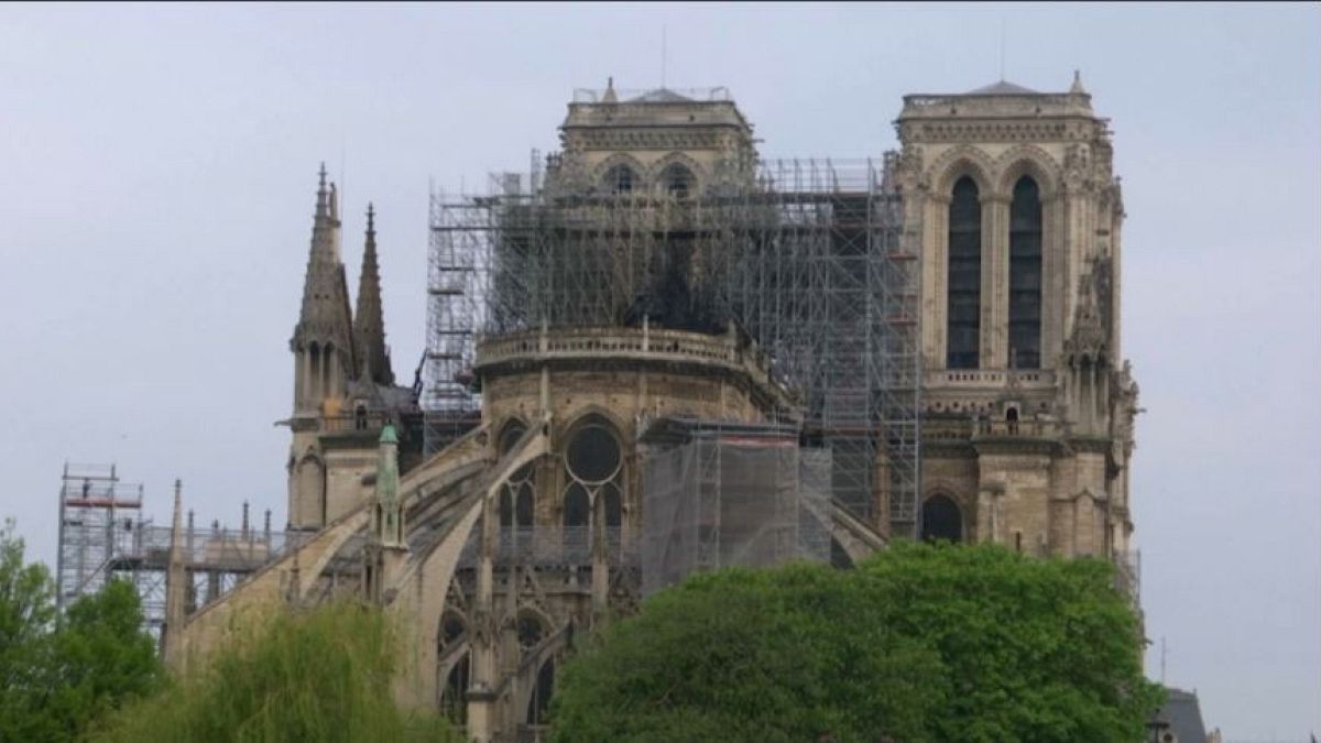 Weinende Menschen und geschockte Touristen vor Notre-Dame