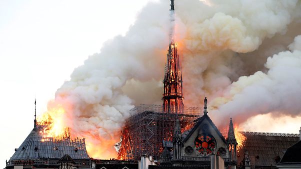 Notre Dame Katedrali'nin onarımı için milyarderler bağış yarışında Notre Dame Katedrali'nin onarımı için milyarderler bağış yarışında