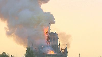 شاهد: حريق كاتدرائية نوتردام بباريس يصدم الفرنسيين والعالم