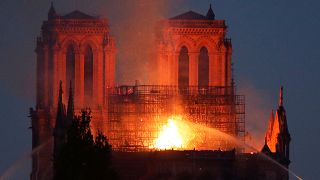 Bomberos apagan las llamas de Notre Dame. París, Francia. 15 de abril, 2019